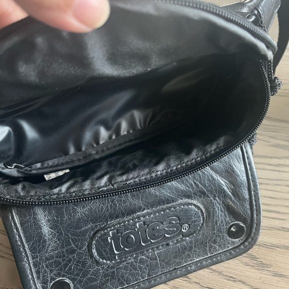 Totes Black Leather Waist Bag - Picture 4 of 7